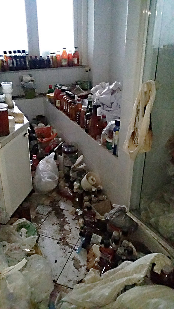Salle de bain sale avant nettoyage et désinfection diogène à bruxelles par Clean désinfection Salle de bain sale avant nettoyage et désinfection diogène à bruxelles par Clean désinfection
